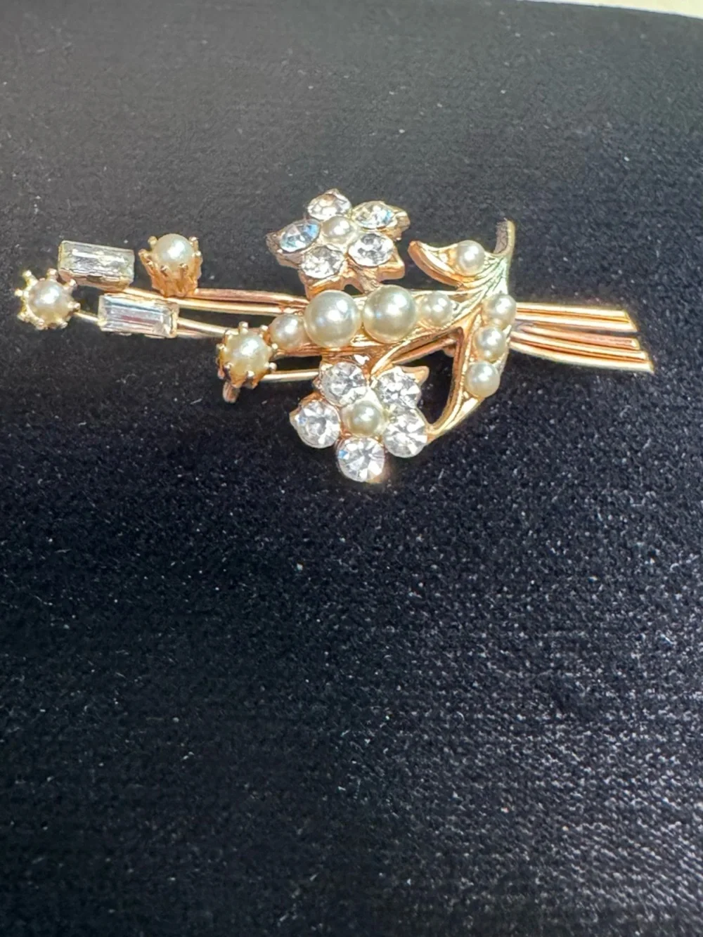 VTG delicate gold tone floral brooch w/faux pearls & clear rhinestone accents